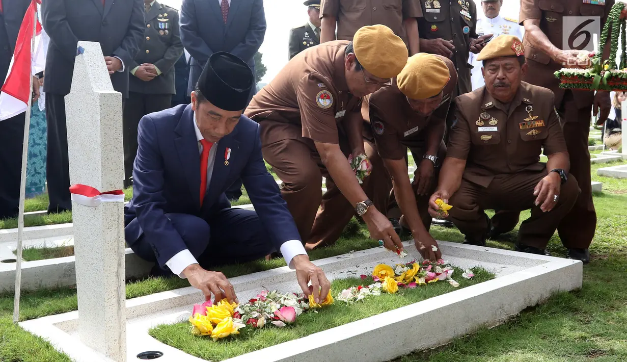 Presiden Joko Widodo bersama para veteran menabur bunga di TMP Cikutra, Bandung, Sabtu (10/11). Kegiatan ini dilakukan dalam peringatan Hari Pahlawan Nasional 2018. (Liputan6.com/Angga Yuniar)