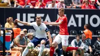 Penyerang Timnas Inggris, Harry Kane, berduel dengan salah satu pemain belakang Swiss dalam duel perebutan posisi ketiga UEFA Nations League pada Minggu (9/6/2019). (Soccerladuma)