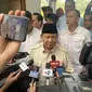 Calon Presiden (Capres) nomor urut 2, Prabowo Subianto saat melawat ke kediaman KH Abuya Muhtadi Dimyathi, Minggu (3/12/2023). (Liputan6.com/Ady Anugrahadi)