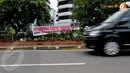 Dalam spanduk yang dipasang di median jalan, tepat di depan Gedung KPK tertulis jika KPK telah menyelamatkan Banten dari dinasti korupsi (Liputan6.com/Helmi Fithriansyah).