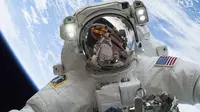 Astronot NASA Mike Hopkins saat melakukan ekspedisi 38 penerbangan engineer (24/12/2013). Stasiun Luar Angkasa Internasional merayakan hari jadinya ke-15 pada 2 November sejak dihuni oleh manusia. (REUTERS/NASA)