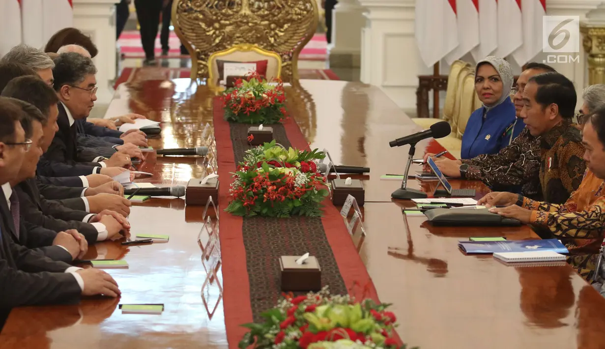 Presiden Joko Widodo saat menerima Ketua Senat Parlemen Republik Kazakhstan, Kassym Zhomart Tokayev beserta rombongan di Istana Merdeka, Jakarta, Selasa (13/3). (Liputan6.com/Angga Yuniar)