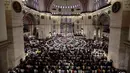 Umat muslim melaksanakan salat Idul Fitri di Masjid Suleymaniye, Istanbul, Turki, Selasa (4/6/2019). Selain Turki, sejumlah negara juga merayakan Hari Raya Idul Fitri hari ini. (AP Photo/Emrah Gurel)