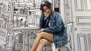 Gaya casual Megan Domani dengan jaket denim oversize ini pun curi perhatian netizen. Penampilan sederhana dengan model rambut space buns pun membuatnya terlihat menawan. (Liputan6.com/IG/@megandomani1410)
