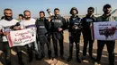 Sejumlah wartawan Palestina melakban mulut mereka saat menggelar aksi protes di dekat perbatasan Israel-Gaza, Palestina (8/4). Mereka menggelar protes terkait pembunuhan wartawan Yasser Murtaja yang mati ditembak tentara Israel. (AFP Photo/Said Khatib)