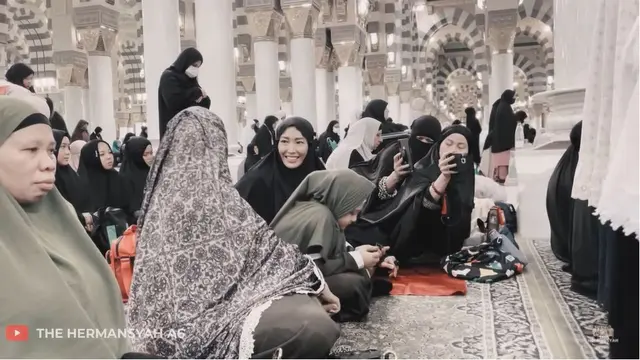 Sama-Sama Jalani Umrah, Ini 6 Momen Pertemuan Ashanty dan Ayu Dewi di Madinah