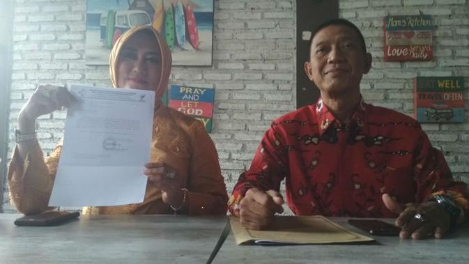 Kadinkes Kabupaten Cirebon Enny Suhaeni dan Dirut RUSD Waled Budi S Soenjaya memberikan keterangan pers terkait dugaan infeksi virus corona terhadap warga Cirebon SH. Foto (Liputan6.com / Panji Prayitno)