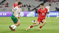 Pemain Timnas Indonesia, Justin Hubner (kanan) membayangi pergerakan pemain Bulgaria, Christian Stoyanov dalam laga final FIFA Series 2026 di Stadion Utama Gelora Bung Karno (SUGK), Senayan, Jakarta, Senin (30/03/2026). (Bola.com/Abdul Aziz)
