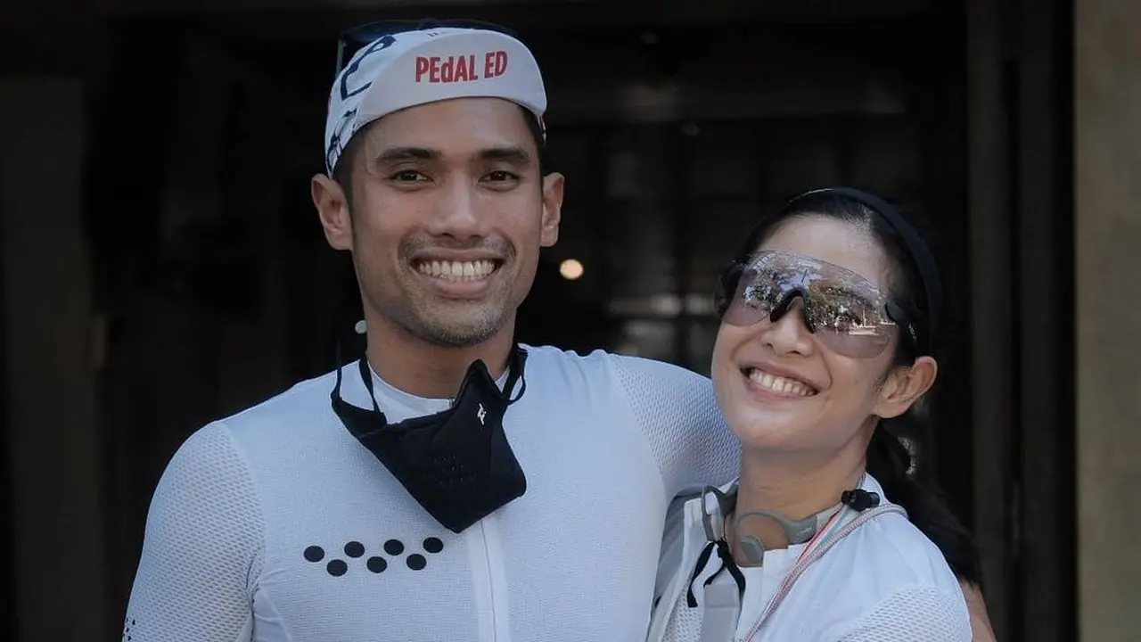 Dian Sastrowardoyo bersama suami (Instagram/therealdisastr)