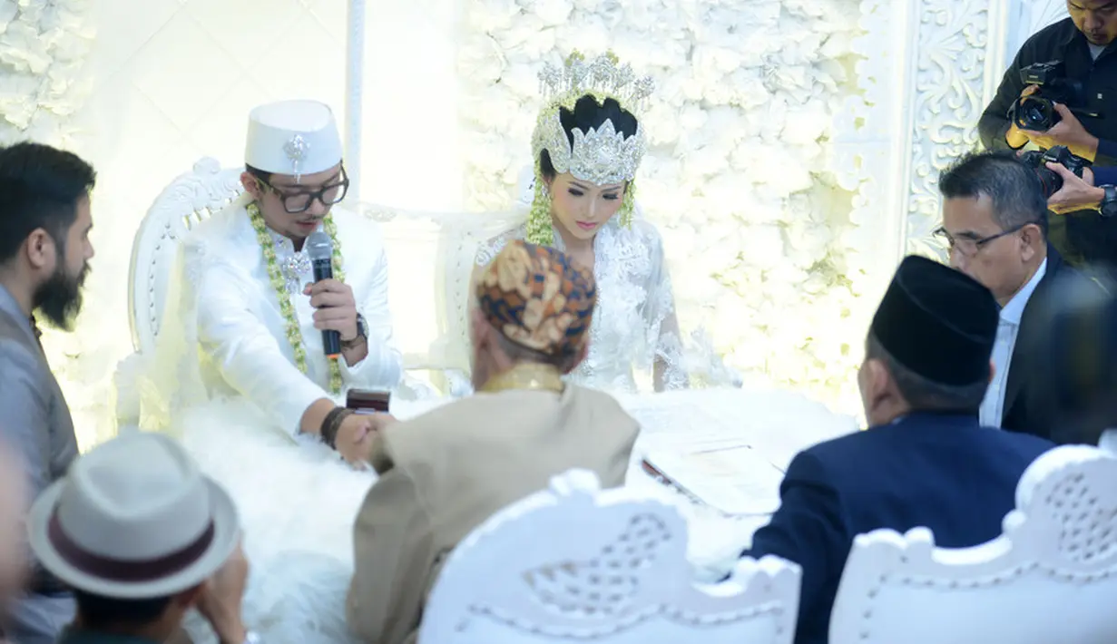 "Pangling pasti dan makeup-nya bagus, terus wardrobe-nya juga bagus, keren. Alhamdulillah pas banget sama karakternya Poppy Sovia juga, " ujar pria yang akrab disapa Oki itu. (Bayu Herdianto/KapanLagi.com)