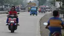 Pemudik bersama keluarganya menggunakan bajaj saat perjalanan mudik melintasi Jalur Pantura kawasan Patrol, Jawa Barat, Senin (3/6/2019). Keluarga ini memanfaatkan bajajnya sebagai angkutan mudik dari Jakarta menuju kampung halamannya di Cirebon, Jawa Tengah. (Liputan6.com/Herman Zakharia)