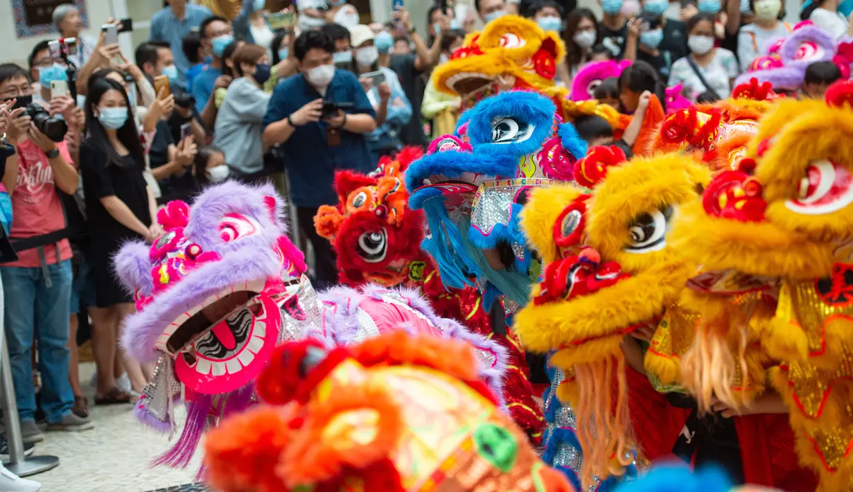 Anak-anak tampil dalam upacara kelulusan program pelatihan tari barongsai di Makau, 12 September 2020. Selama musim panas, 40 anak menyelesaikan program pelatihan tari barongsai, seni pertunjukan tradisional China yang sering dipentaskan untuk hiburan di acara-acara perayaan. (Xinhua/Cheong Kam Ka)
