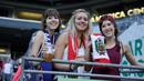 Tiga suporter cantik berpose sebelum pertandingan Copa America Centenario 2016 antara Haiti dan Peru di Seattle, Washington, Amerika Serikat, (4/6). (AFP PHOTO / Jason REDMOND)