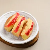 Kue pukis selai stroberi./Copyright&nbsp;shutterstock.com/g/Tyas+Indayanti