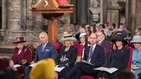 Ratu Elizabeth II bersama anggota kerajaan Inggris menghadiri acara The Commonwealth Day Service di Westminster Abbey, London, Senin (12/3).  Meghan Markle untuk pertama kalinya terlibat dalam acara kerajaan bersama Ratu Elizabeth II. (AP Photo)