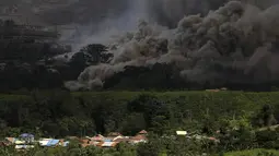 Kepulan awan panas dari Gunung Sinabung membubung ke angkasa, di deket desa Kuta Tonggal, Karo, Sumatera Utara, Rabu (24/6/2015). Sekitar 10.000 jiwa warga yang tinggal di kaki Gunung Sinabung, kini berada di posko pengungsian. (REUTERS/Beawiharta)