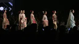 Model berjalan di runway membawakan busana rancangan desainer Aisha Sadya Design House selama Bridal Couture Week di Lahore, Minggu (9/12). Mereka memperagakan kreasi gaun pengantin dari sejumlah desainer ternama di Pakistan. (AP Photo/K.M. Chaudary)