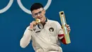 Rizki berhasil naik podium tertinggi dan membuat lagu kebangsaan Indonesia Raya berkumandang di Olimpiade Paris 2024. (Miguel MEDINA/AFP)