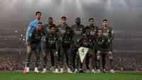 Para pemain Real Madrid berfoto jelang laga tandang melawan Arsenal pada leg 1 perempat final Liga Champions 2024/2025 di Emirates Stadium, Rabu (9/4/2025) dini hari WIB. (Adrian Dennis / AFP)
