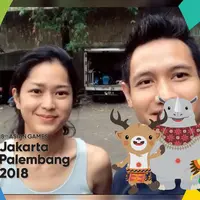 Meski berada dilokasi syuting, Lian Firman dan Prisia Nasution tetap beri dukungan untuk atlet pencak silat indonesia.