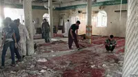 Masjid Syiah Arah Saudi yang rusak akibat serangan pembom bunuh diri. (Reuters)