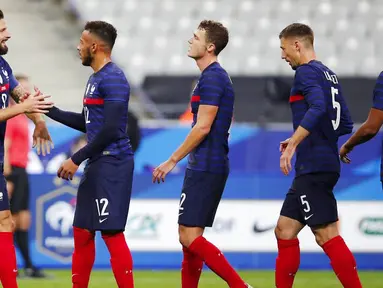 Para pemain Prancis memberikan ucapan selamat kepada Olivier Giroud usai mencetak gol ke gawang Ukraina pada laga uji coba di Stade deFrance, Kamis (8/10/2020). Prancis menang dengan skor 7-1. (AP Photo/Francois Mori)