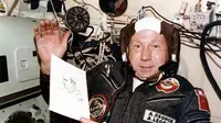 Kosmonaut Alexei Leonov saat berada di Proyek Uji Apollo-Soyuz, memegang sketsa wajah salah satu kru Amerika yang ia gambar sendiri.  (Kredit: NASA)