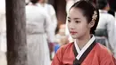Park Min Young terlihat begitu menawan saat mengenakan hanbok. Hal tersebut terlihat saat aktris kelahiran 4 Maret 1986 ini bermain dalam drama Sungkyunkwan Scandal. (Foto: soompi.com)
