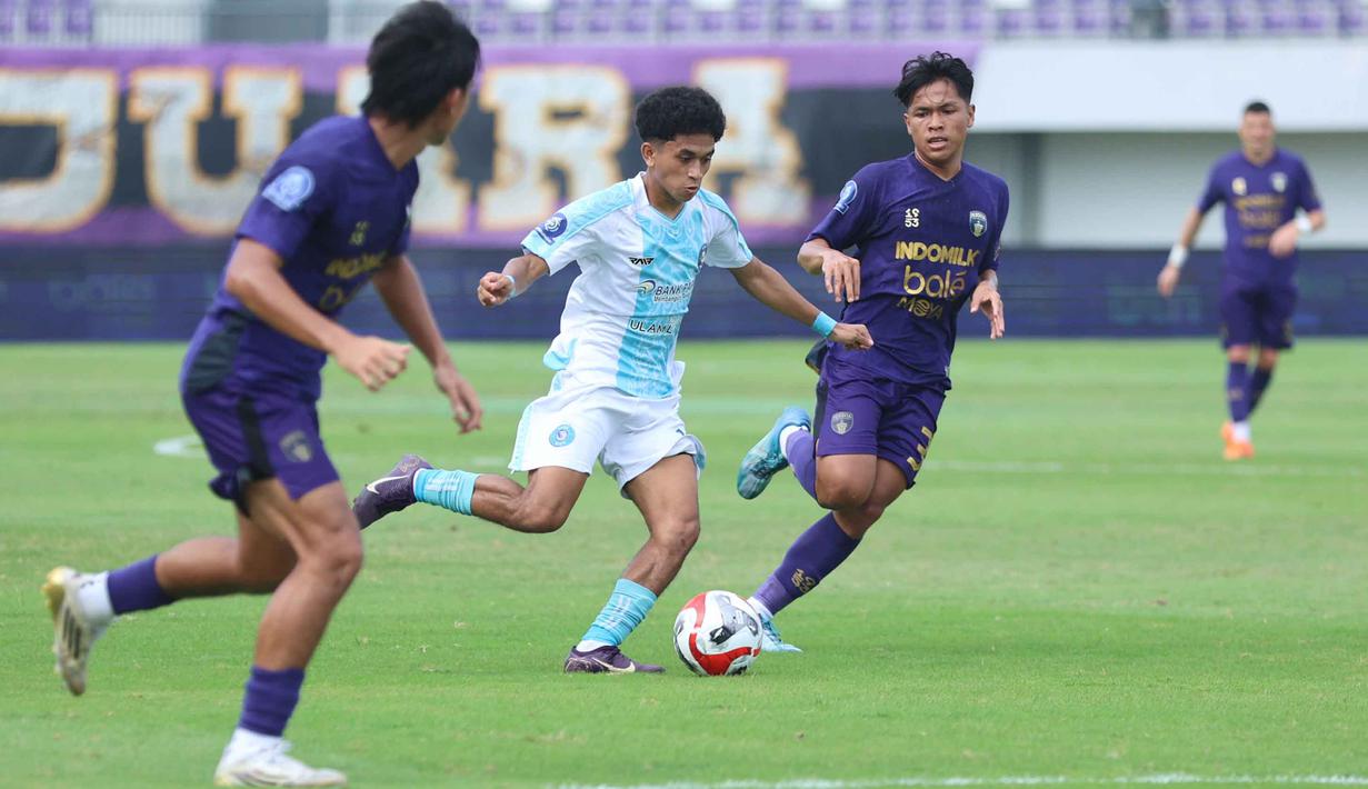 Kemenangan ini memutus tren negatif Pendekar Cisadane yang sebelumnya menelan dua kekalahan beruntun. Tampak dalam foto, pemain Persita mencoba melewati kawalan dua pemain PSBS Biak saat bertanding pada laga pekan ke-21 BRI Super League 2025/2026 di Stadion Indomilk Arena, Tangerang, Banten, Senin (16/2/2026). (Bola.com/M Iqbal Ichsan)