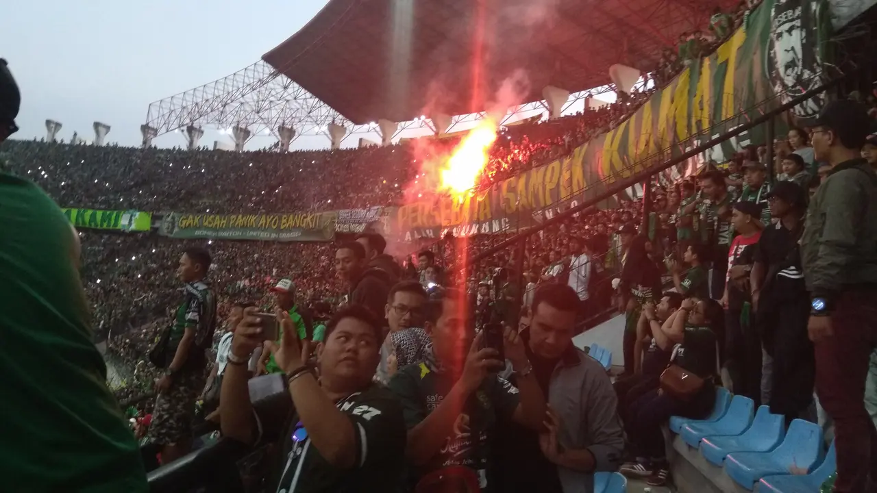 Aksi Bonek Mania saat Persebaya lawan Arema (Liputan6.com/Dimas Angga)