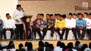 Ketua DPD Oesman Sapta Odang memberikan sambutan dihadapan pimpinan daerah, tokoh lintas agama dan masyarakat Kalbar pada acara buka puasa bersama anak yatim piatu di Rumah Melayu, Pontianak, Kalimantan Sabtu (17/6). (Liputan6.com/Johan Tallo)
