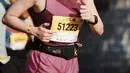 Febby Rastanty juga turut mengikuti ajang lari marathon dengan mengenakan pakaian olahraga serba pink, dari atasan tanpa lengan dan celana pendeknya. Ia pun mengenakan topi dan kacamata hitamnya. [@streetline.jpg]