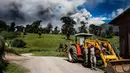 Warga berada di dekat gunung Turrialba, Cartago, 35 km dari San Jose, Kosta Rika (6/1). Akibatnya bencana ini sejumlah jadwal penerbangan dibatalkan dan penduduk yang tinggal di lereng diungsikan akibat material abu vulkanik. (AFP Photo/Ezequiel Becerra)