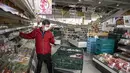 Pekerja mengeluarkan barang dagangan dari rak saat plafon rusak di sebuah supermarket di Shiroishi, setelah gempa magnitudo 7,3 mengguncang timur laut Jepang, Kamis (17/3/2022). Gempa pada Rabu malam ini menyebabkan dua orang meninggal serta 94 orang alami luka-luka (Charly TRIBALLEAU/AFP)