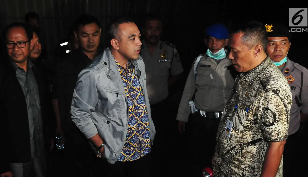 Bupati Tangerang, Ahmed Zaki Iskandar berbincang dengan pihak kepolisian saat meninjau lokasi kebakaran pabrik kembang api di Kosambi, Tangerang, Banten, Kamis (26/10) dini hari. Sementara 46 orang lainnya mengalami luka-luka. (Liputan6.com/Helmi Afandi)