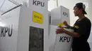 Pekerja menempel stiker khusus kotak suara DPR RI usai perakitan kotak suara di gudang, Jalan Arteri Yos Sudarso Semarang, Selasa (12/2). Sebanyak 22.670 kotak suara dirakit yang dikerjakan oleh 20 pekerja dalam waktu satu bulan. (Liputan6.com/Gholib)