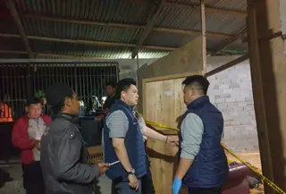 Kepolisian melakukan olah TKP dugaan pembunuhan satu keluarga di Palu, Minggu (26/7/2026). (foto Antara).