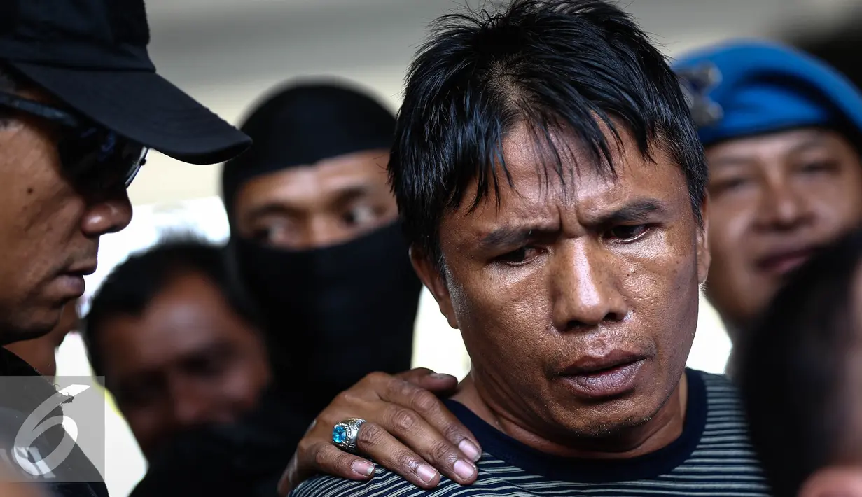 Ridwan Sitorus alias Ius Pane saat di Bandara Halim Perdana Kusumah, Minggu (1/1). Sebelumnya, Ius Pane Ditangkap di Pool Bus ALS (Antar Lintas Sumatera) Medan, Sumatera Utara sekitar pukul 07.45 WIB. (Liputan6.com/Faizal Fanani)