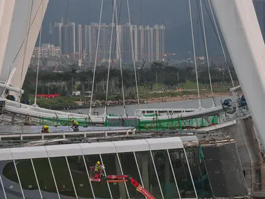 Foto yang diabadikan pada 6 Oktober 2020 ini menunjukkan lokasi pembangunan sebuah kincir ria di taman budaya pesisir Baoan di Shenzhen, Provinsi Guangdong, China selatan. Kincir ria setinggi 128 meter tersebut saat ini sedang dalam tahap pembangunan. (Xinhua/Liu Dawei)