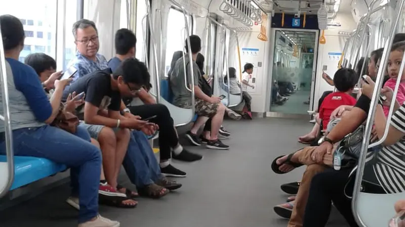 Naik MRT Jakarta di Lengangnya Ibu Kota Jelang Lebaran