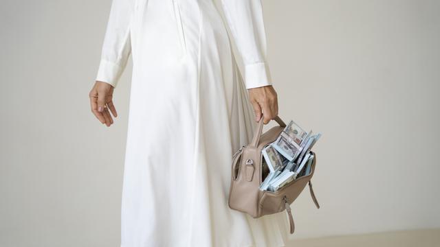 ilustrasi model baju overdress/freepik