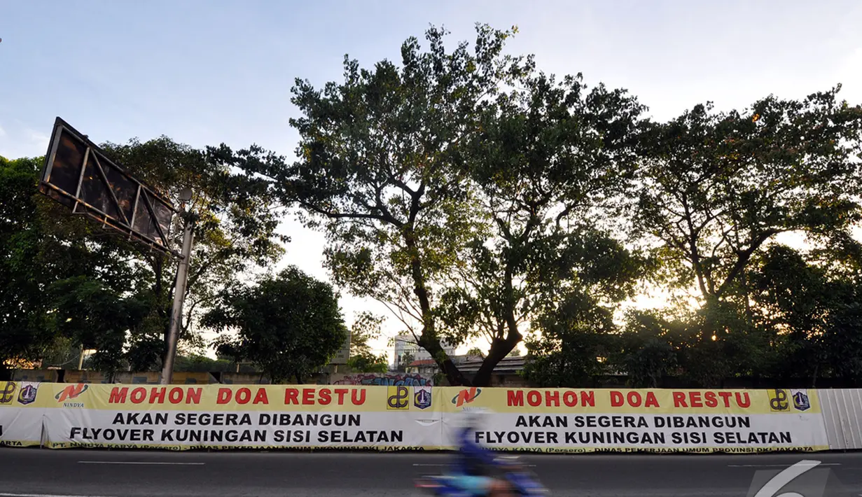 Jembatan layang Kuningan Selatan rencananya memiliki panjang sekitar 680 meter dengan lebar 5,1 meter dengan target bulan Desember tahun ini selesai, Jakarta, Senin (12/1/2015). (Liputan6.com/Miftahul Hayat)