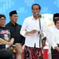 Presiden Joko Widodo memberi sambutan saat mengunjungi Festival Sarung Indonesia 2019, Plaza Tenggara Kompleks GBK, Jakarta, Minggu (3/3). Festival ini diikuti sejumlah perajin sarung tenun dari berbagai daerah. (Liputan6.com/Helmi Fithriansyah)