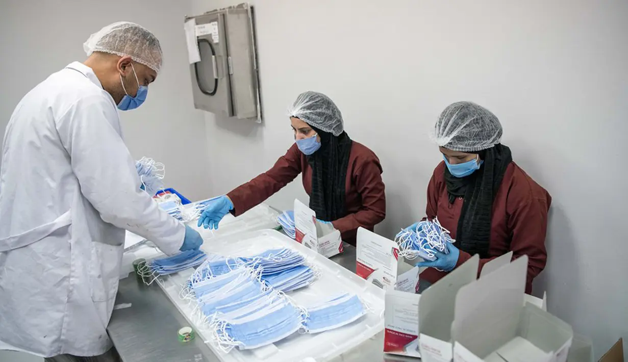 Masker medis yang telah dikemas di sebuah pabrik di Kairo, Mesir, 14 April 2020. Para karyawan bekerja siang dan malam untuk mengoperasikan lima mesin canggih yang dibawa dari China untuk memproduksi hingga 750.000 masker medis per hari. (Xinhua/Wu Huiwo)