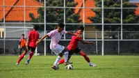 Pemain Timnas Timor Leste U-20 saat melakukan uji coba menghadapi Bali United U-20 di Lapangan Gelora Samudera Kuta. (Alit Binawan/Bola.com)