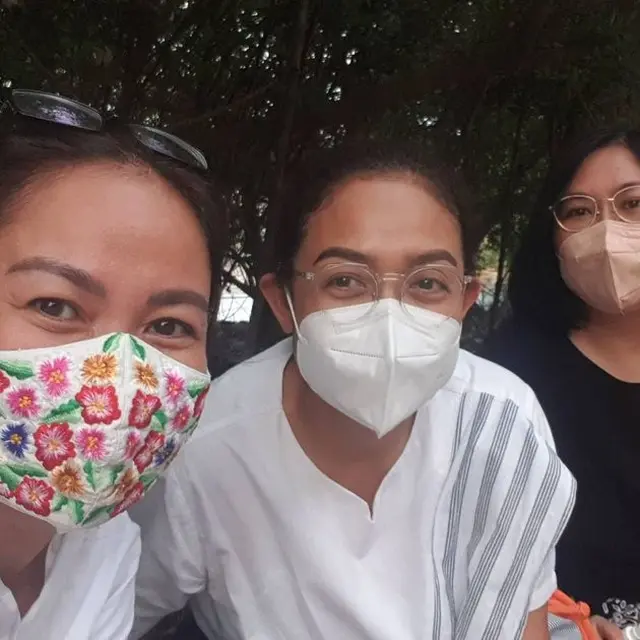 Prosesi kremasi dan pelarungan jenazah ibunda Ade Rai (Instagram)