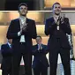 Jorge Lorenzo (kanan) dan Marc Marquez saat tampil FIM Awards di Palacio de Congresos, Spanyol, Minggu(8/11/2015.  (Motogp.com)