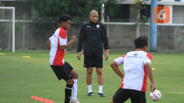 Timnas Indonesia U-17 menggelar TC di Bandung dengan memulai latihan di Stadion Persib, Jalan Ahmad Yani, Kota Bandung, Jumat (10/1/2025) sore. (Bola.com/Erwin Snaz)