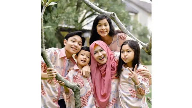 6 Momen Kiesha Alvaro Pakai Baju Couple dengan Okie Agustina, Selalu Kompak