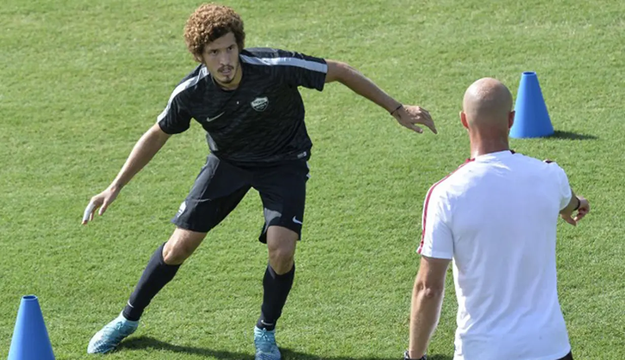 Gelandang AS Roma, Salih Ucan (kiri) saat sesi latihan di Trigoria, Roma, Italia (15/9/2015). AS Roma akan menantang Barcelona di leg pertama penyisihan Grup E Liga Champions. (AFP PHOTO/ANDREAS Solaro)
